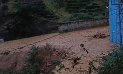 Rize'de şiddetli yağış hayatı felç etti: Mahalle yolları ulaşıma kapandı!