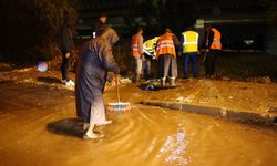 Çeşme Belediyesi'nden yağışlara karşı yoğun mesai