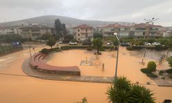 Çeşme'yi sel vurdu: İlçede taşkınlar meydana geldi