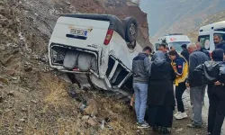 Hakkari'de minibüs devrildi: Çok sayıda yaralı var...