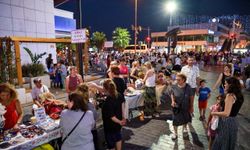 Karşıyaka Belediyesi'nin Gece Pazarı'nda, kadınlar el emeğini kazanca dönüştürdü