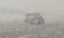 Sabah saatlerinde başlayan kar yağışı, trafiği zora soktu