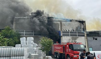 Uşak'ta tekstil fabrikasında yangın çıktı: Ekipler müdahale ediyor