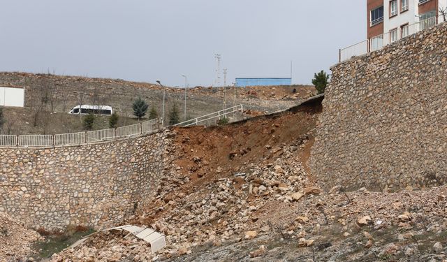 Elazığ'da duvarlar bile yağmura dayanamadı!