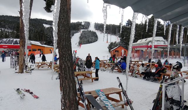 Kars'ta eğitim alan "Karın Yıldızları", Nevruz Bayramı'nda kayaklı gösteri yaptı