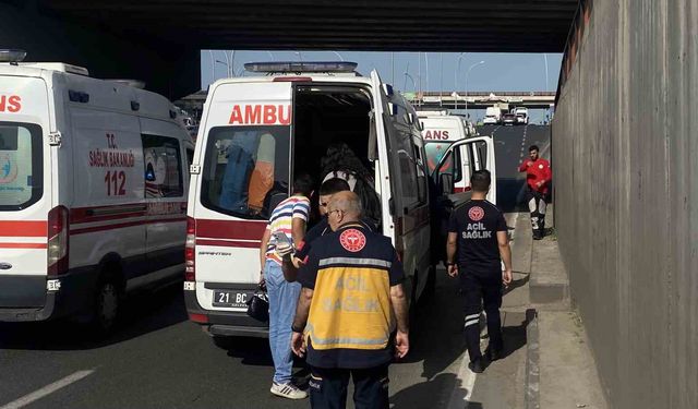 Diyarbakır'da minibüs ve otomobil çarpıştı: 7 yaralı!
