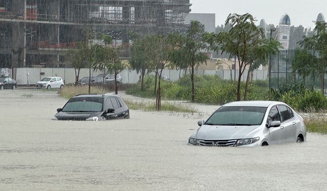 BAE'de sel felaketi: Yollar su altında kaldı