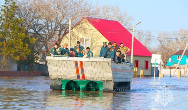 Orenburg'da sel felaketi: Baraj yıkıldı, evler sular altında kaldı