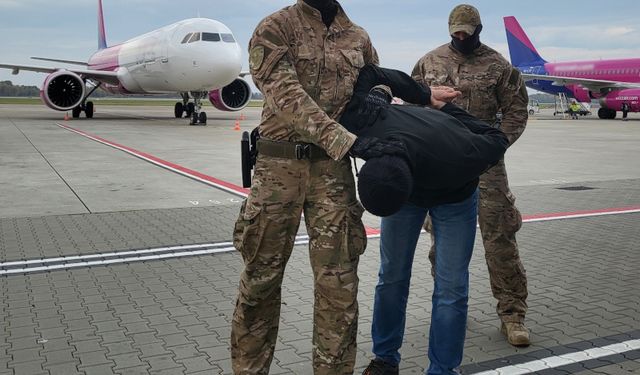 Almanya'da aranan cinayet zanlısı, Polonya'da uçakta yakalandı!