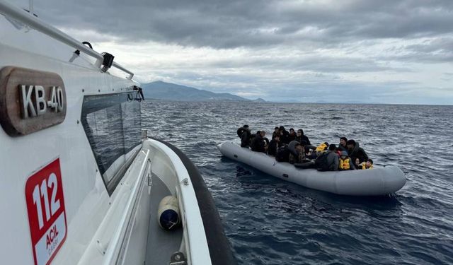 Sürüklenen lastik bottaki 22'si çocuk 47 göçmen kurtarıldı