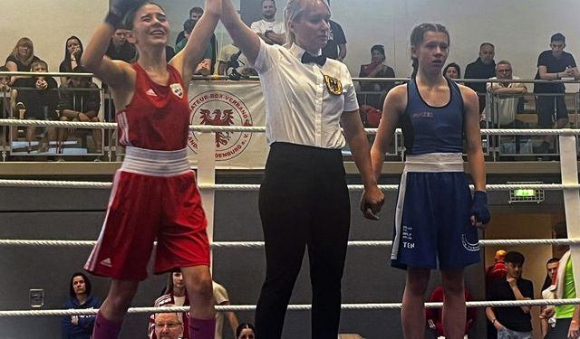 Türkün gücü... 13 yaşındaki Selina Çukur, Almanya Boks Şampiyonası'nda şampiyon oldu