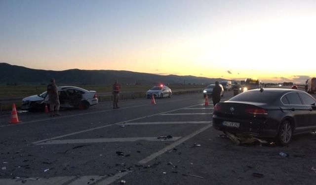 Muş'ta feci kaza: İki otomobil çarpıştı: 3 ölü, 5 yaralı