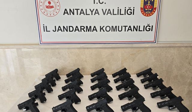 Antalya'da Serik'te ruhsatsız tabanca operasyonu: 3 şüpheli yakalandı, 25 tabanca ele geçirildi!