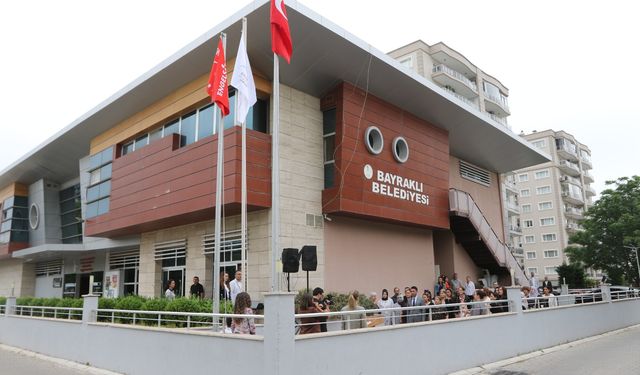 Bayraklı Belediyesi Engelliler Merkezi’nde ‘kırmızı bayrak’ göndere çekildi