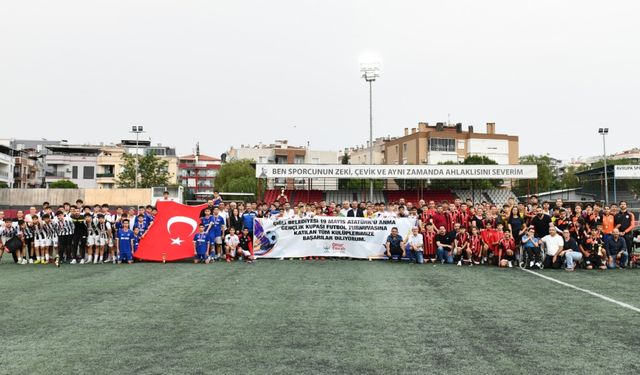 Çiğli'de '19 Mayıs Futbol Turnuvası'nda dostluk kazandı