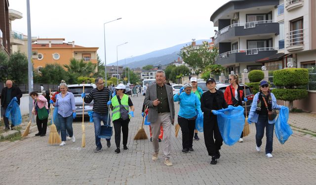 Güzelbahçe’de halk-belediye el ele verdi, sokaklar temizlendi