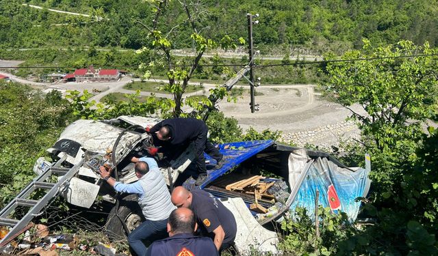 Kastamonu'da meşrubat yüklü kamyon devrildi: 2 yaralı