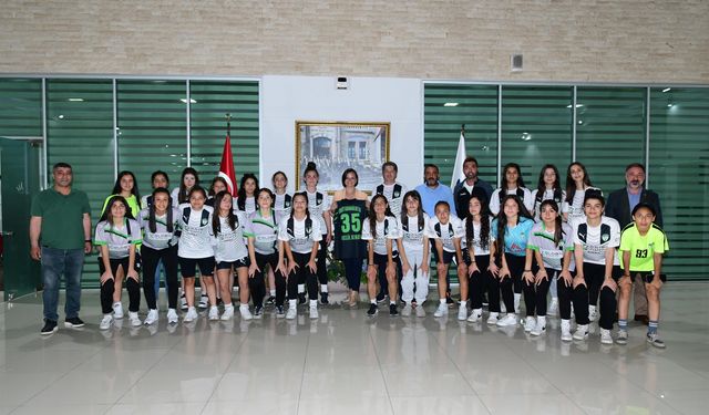 Başkan Kınay şampiyonluk yolunda kız futbol takımının yanında