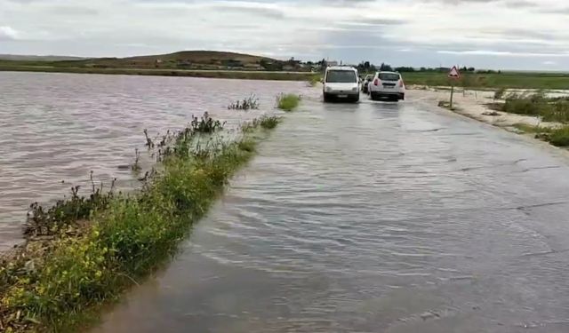 Şanlıurfa'da sağanak yağış hayat felç etti: Sular yolları ve evleri bastı!