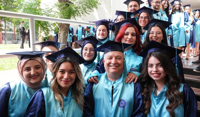 İzmirli emekli asker Halil Arda, EÜ Eczacılık Fakültesi'nden mezun oldu