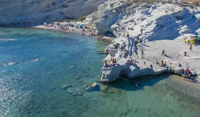 Masmavi denizi ve muhteşem manzarasıyla huzurlu bir tatil arayanların keşif yeri: Delikli Koy