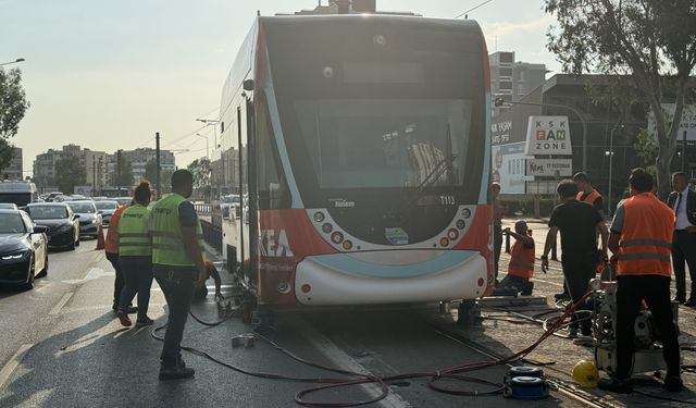 İzmir'de raydan çıkan tramvayın kaldırılma sonrası seferler normale döndü