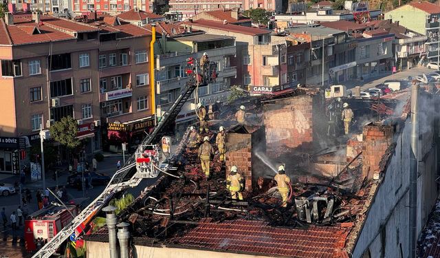 Eyüpsultan'da 3 katlı binanın çatısında çıkan yangın kontrol altına alındı