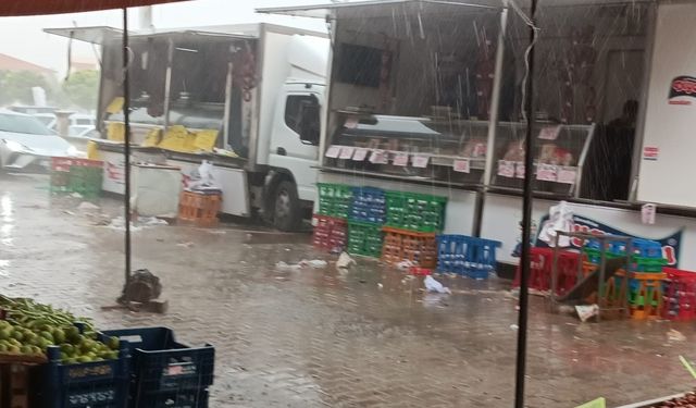 Afyonkarahisar'da semt pazarında sağanak yağış: Esnaflar zor anlar yaşadı