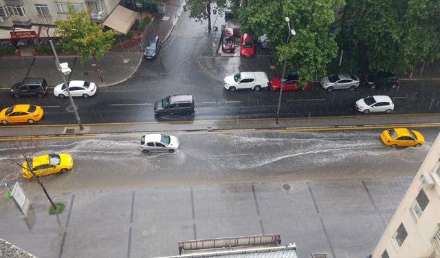 Meteorolojiden uyarı: Ankara'da gök gürültülü sağanak yağış etkisini gösteriyor!