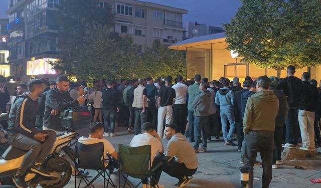 120 bin TL'lik iPhone 16'yı almak için geceden sıraya girdiler