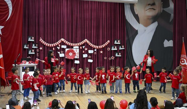 Bornova Çocuk Oyun ve Aktivite Merkezleri'ndeki minikler Cumhuriyet coşkusunu yaşadı