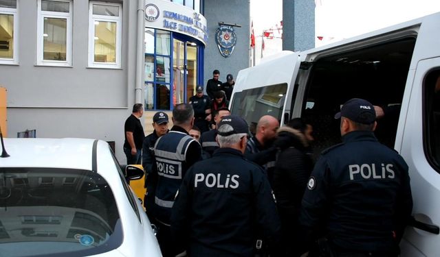 İzmir’de s*lahlı gasp ve göçmen kaçakçılığı operasyonu: 5 kişi tutuklandı