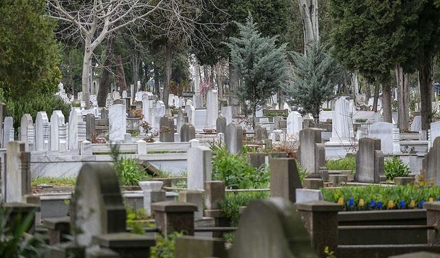 İzmir'de kazılan mezarda başka kişilerin kemikleri bulundu