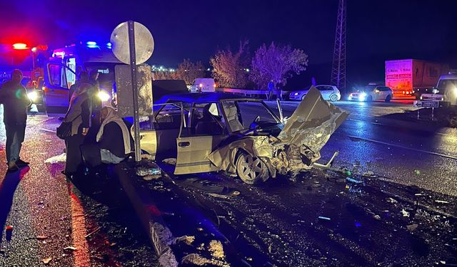 Manisa'da feci kaza: İki otomobil kafa kafaya çarpıştı, 2'si ağır 6 yaralı!