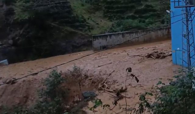 Rize'de şiddetli yağış hayatı felç etti: Mahalle yolları ulaşıma kapandı!