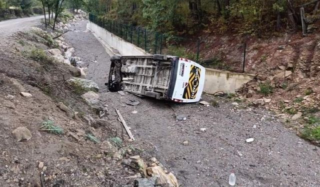 Samsun'da öğrenci servisi devrildi: 9 yaralı