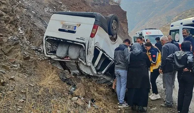 Hakkari'de minibüs devrildi: Çok sayıda yaralı var...