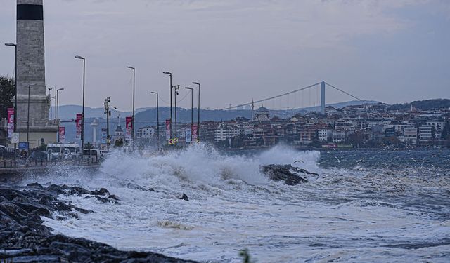 İstanbul’da Lodos Alarmı: Sahiller Sular Altında, Hava Trafiği Felç