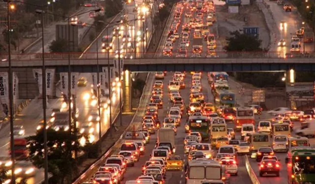 İstanbul'da trafik durma noktasına geldi: Yoğunluk yüzde 83'e kadar ulaştı