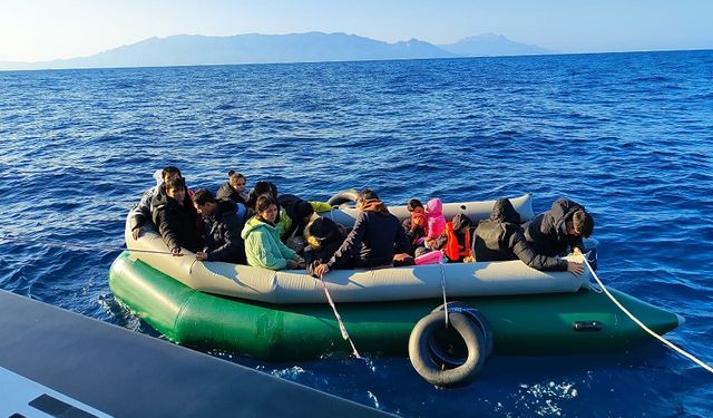 İzmir açıklarında 10'u çocuk, 20 düzensiz göçmen kurtarıldı