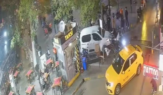 Bornova'da film sahnelerini aratmayacak olay: Polisten kaçarken motosikletleri ezip kaçtı!