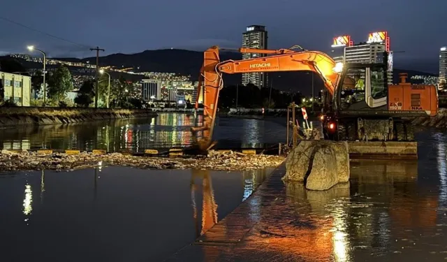 İzmir'de Körfez temizliği seferberliği: Ekipler gece gündüz çalışıyor!