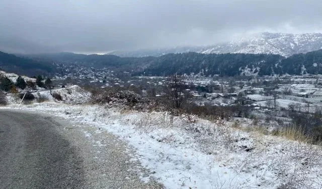 İzmir’de mevsimin ilk karı yağdı