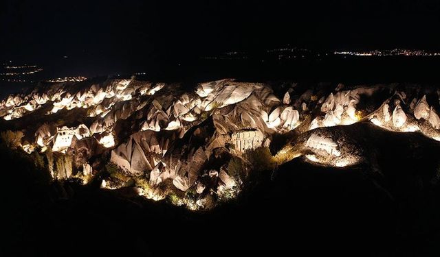 Kapadokya’da Gece Yürüyüşleri Başlıyor: Güvercinlik Vadisi Işıklandırıldı