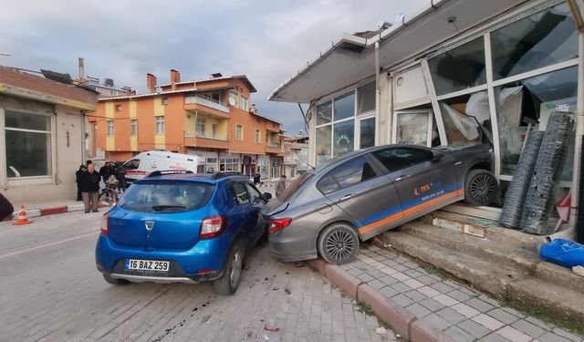 Korkutan Kaza: Park halindeki araç dükkana daldı!