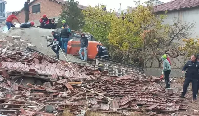 Ağır hasarlı bina çöktü: İş makinesinin operatörü enkaz altında kaldı!