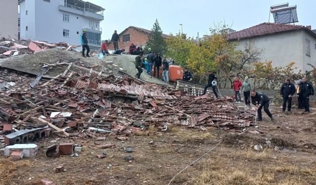 Malatya'da kontrollü yıkılan bina çöktü: 1 işçi enkaz altında!