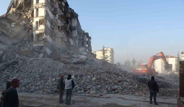 Malatya’daki ağır hasarlı bina korna sesiyle yıkıldı