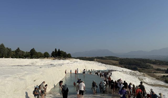 Pamukkale, Ara Tatilde Ziyaretçi Akınına Uğruyor