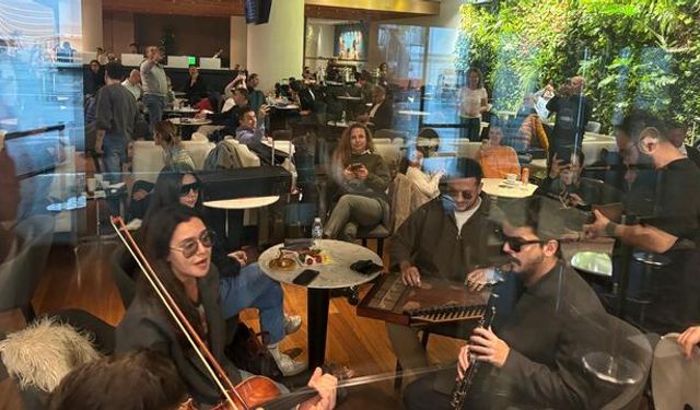 Uçağı rötar yaptı, mini konser verdi:  Şevval Sam yolculara unutulmaz anlar yaşattı!